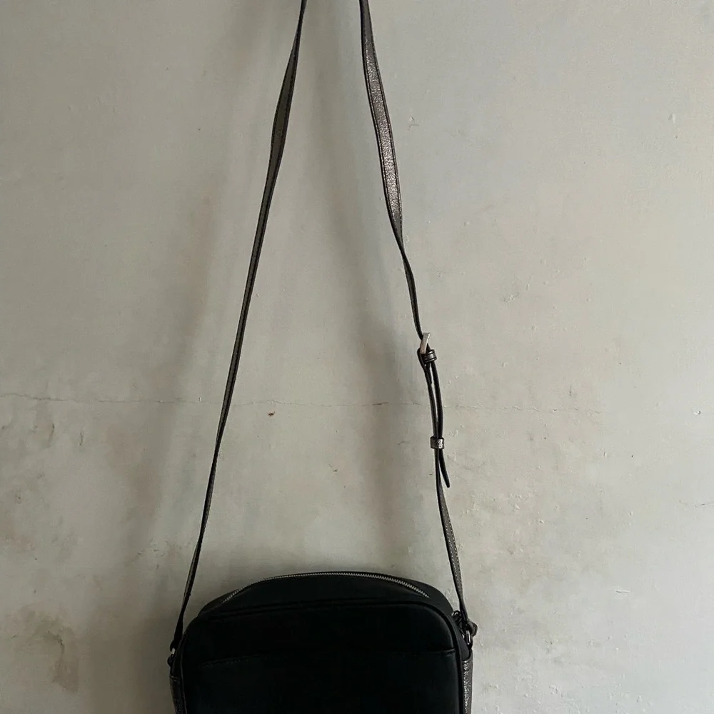 Classic Black Leather Crossbody Bag with Adjustable Strap